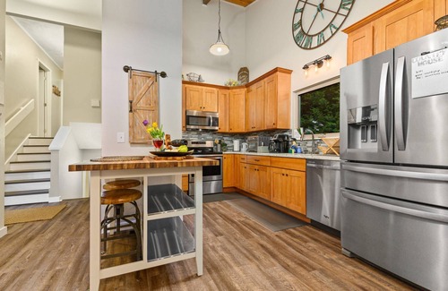 Beaverton House | Phenomenal Mid-Century Modern Retreat, Open Layout, Fenced Backyard, Fire-Pit, 10 Miles to Portland
