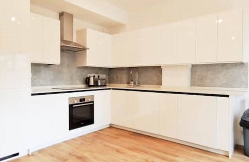 Carshalton Central Apartment | Phlox Garden Flat 2