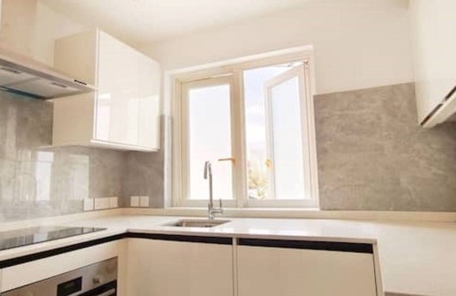 Carshalton Central Apartment | Phlox Garden Flat 3