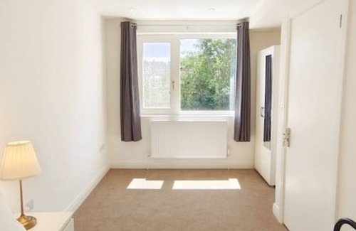 Carshalton Central Apartment | Phlox Garden Flat 3