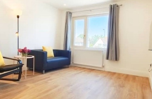 Carshalton Central Apartment | Phlox Garden Flat 3