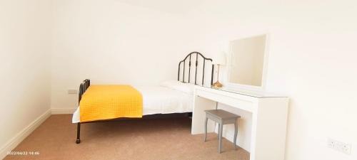 Carshalton Central Apartment | Phlox Garden