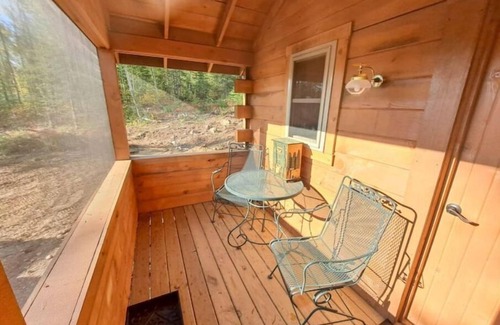 Hovland Cabin | Phoenix Rising Off-Grid Amish crafted log cabin near the BWCA & SHT - Sled Dogs!