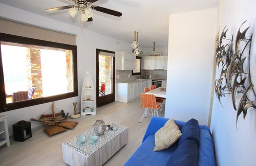 Pisses Apartment | Pi Beachfront Lux Designer Apt, tranquil, seaviewing, on beach, 2 bdrm, support