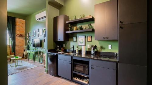 Covington Apartment | Pickle Factory - In A Pickle Retro Loft 2 bedroom