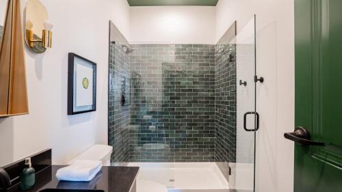Covington Apartment | Pickle Factory - In A Pickle Retro Loft 2 bedroom