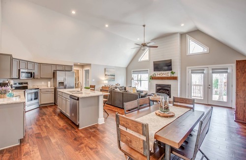 Counce House | Pickwick*Hot Tub*5 Min to LAKE*Firepit*Screen Porch Tv