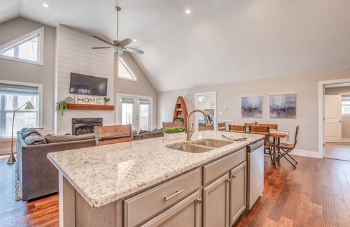 Counce House | Pickwick*Hot Tub*5 Min to LAKE*Firepit*Screen Porch Tv