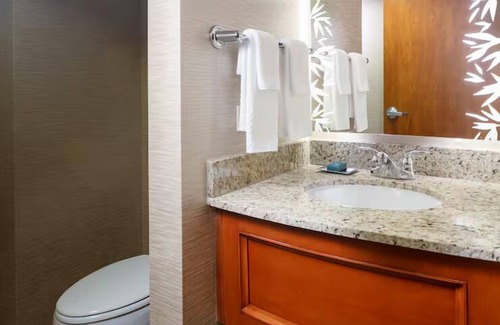 St. Petersburg - Clearwater Hotel | Picture-Perfect Family Stay near Downtown | Lakefront Hotel | 2 Units