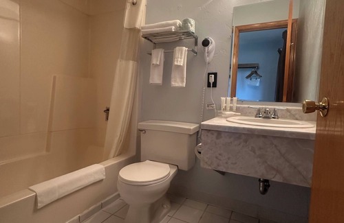 Munising Hotel | Pictured Rocks Inn & Suites