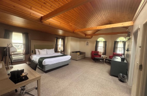 Munising Hotel | Pictured Rocks Inn & Suites