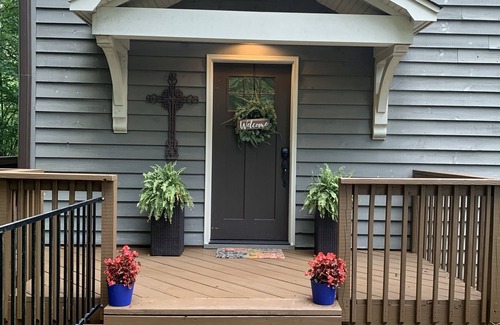Inman House | Picturesque cottage on Lake Bowen! Kayaks, Dock, Firepit, Deck, Privacy