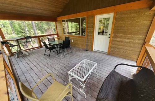 Lakeside Cabin | Picturesque Family Creekside Oasis -Fire Pit -WiFi