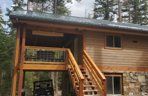 Lakeside Cabin | Picturesque Family Creekside Oasis -Fire Pit -WiFi