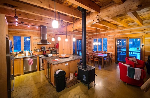 La Peche Cottage | Picturesque Square Timber Lakeside Home