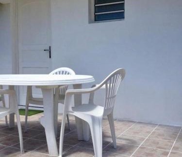Sainte-Anne Apartment | Pied-à-terre avec grand jardin, au Calme, 10min des plages, Parking gratuit