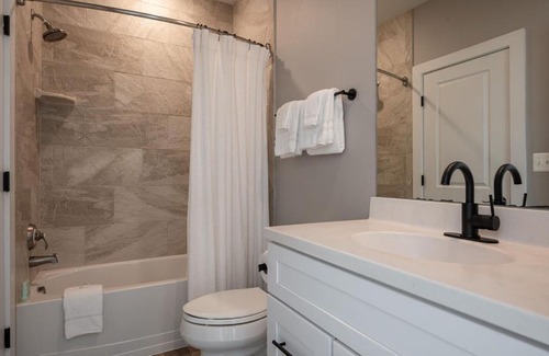 Batesville Apartment | Piedmont Place Suite 402 Modern Apartment in Heart of Crozet