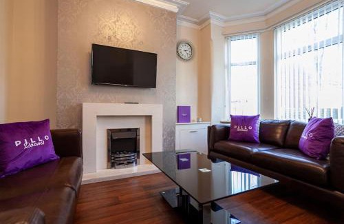 Walkden House | Pillo Rooms - Spacious Cosy 2 Bedroom House by Bridgewater Canal
