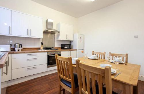 Walkden House | Pillo Rooms - Spacious Cosy 2 Bedroom House by Bridgewater Canal