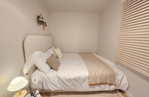Sinchon-dong Apartment | Pin Lights