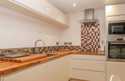 Upper Hulme Cottage | PINE COTTAGE, family friendly, with hot tub in Upper Hulme