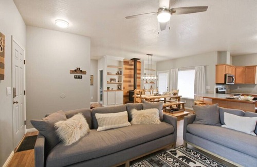 Donnelly Cabin | .Pine Crest Cottage · Fun Donnelly Getaway with a Hot Tub and Game Room!