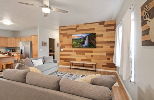 Donnelly Cabin | .Pine Crest Cottage · Fun Donnelly Getaway with a Hot Tub and Game Room!