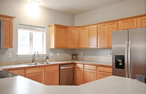 Donnelly Cabin | .Pine Crest Cottage · Fun Donnelly Getaway with a Hot Tub and Game Room!