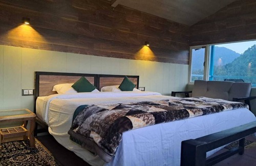 Naina Range Hotel | Pine Croft Aroma