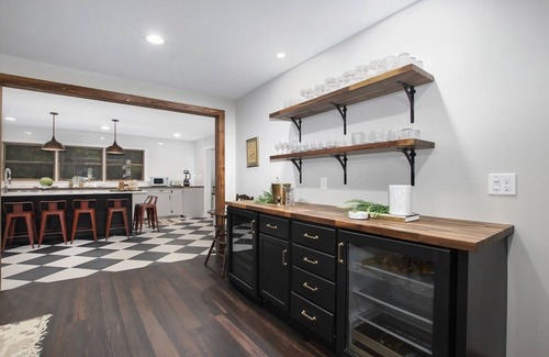 South Haven House | Pine Lodge: Swimming Pool, Hot Tub, Lake Michigan Beach, Sauna, Screen Porches
