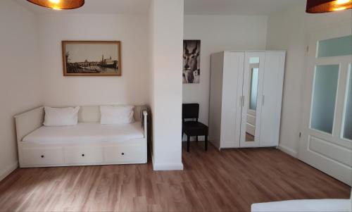 Buhlau/Weier Hirsch Apartment | Pineapple Apartments Dresdner Heide mit Garten