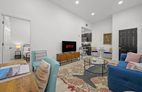 Gillespie Park Apartment | Pineapple Paradise #2 13 min to Beach Fire Pit