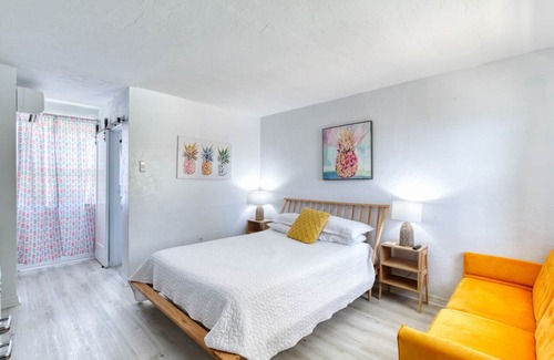 Bridgeport Heights Hotel | Pineapple Shores Retro Inn 6