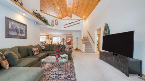 Truckee House | Pinewood Lodge by AvantStay Cozy Cabin Near Ski Resorts Hiking
