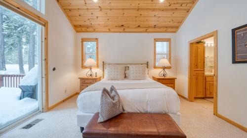 Truckee House | Pinewood Lodge by AvantStay Cozy Cabin Near Ski Resorts Hiking