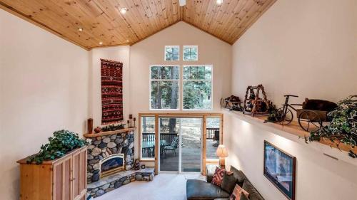 Truckee House | Pinewood Lodge by AvantStay Cozy Cabin Near Ski Resorts Hiking