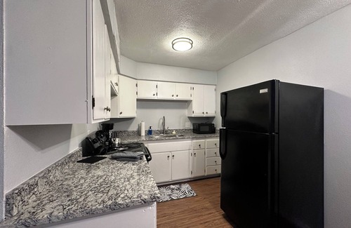 Texarkana Apartment | Piney Woods 5 - King Bed