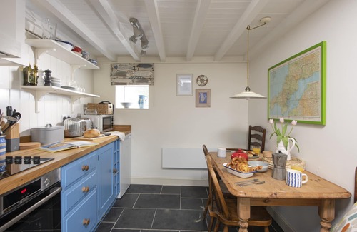 Goldsithney Apartment | Pink Cottage is a charming and traditional cottage