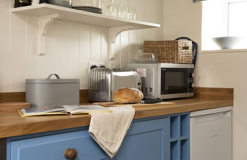Goldsithney Apartment | Pink Cottage is a charming and traditional cottage