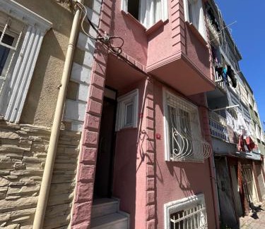 Istanbul City Center Villa | Pink House Walk Everywhere, 3BR, Fiber Internet