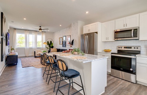 Whitebridge House | Pink Pearl - 2 homes - 7 mins to Broadway