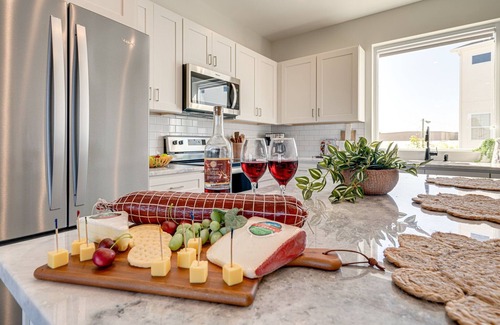 Whitebridge House | Pink Pearl - 2 homes - 7 mins to Broadway