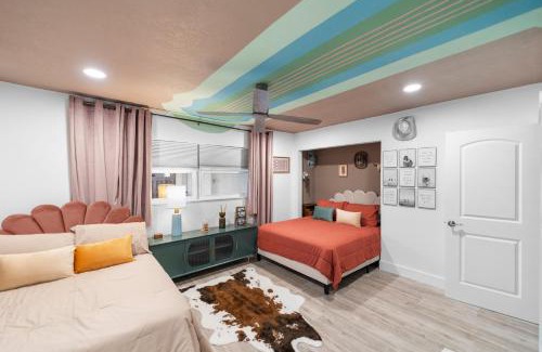 Ozona House | Pink Pony Villa - Waterfront Escape with Pool & Themed Rooms