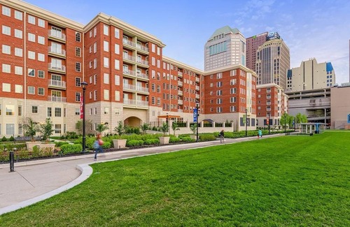 Scioto Mile Apartment | Pink Studio Apartment Downtown