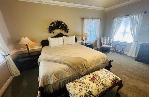 Ahwahnee Apartment | Pinkie's Suite -Hot Tub-BBQ-views