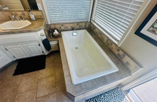 Ahwahnee Apartment | Pinkie's Suite -Hot Tub-BBQ-views