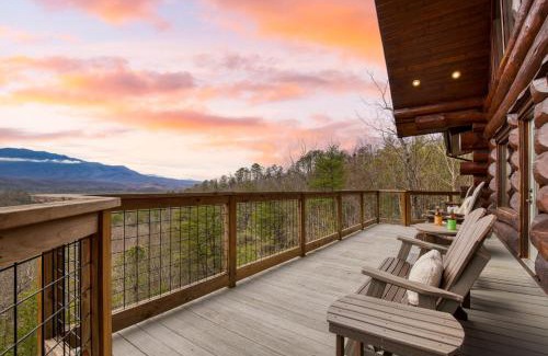 Pittman Center House | Pinnacle Chalet by AvantStay Luxury Cabin w Panoramic Views Fireplace Game Room