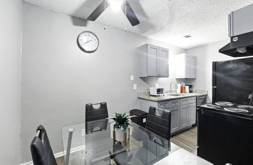 South Arlington Apartment | Pioneer Creek 608-08 I Spacious 1 Bed 1 Bath