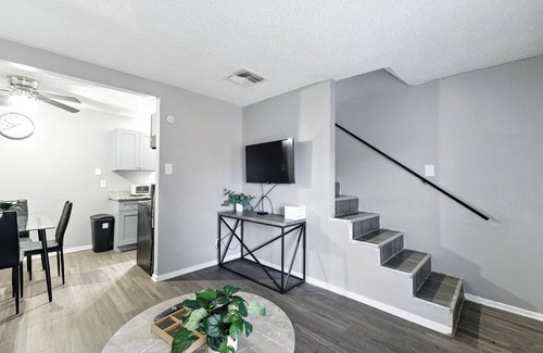 South Arlington Apartment | Pioneer Creek 608-08 I Spacious 1 Bed 1 Bath