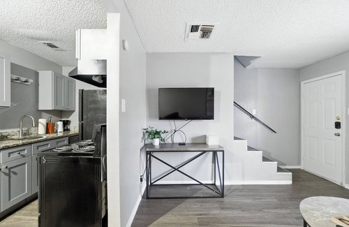 South Arlington Apartment | Pioneer Creek 608-08 I Spacious 1 Bed 1 Bath